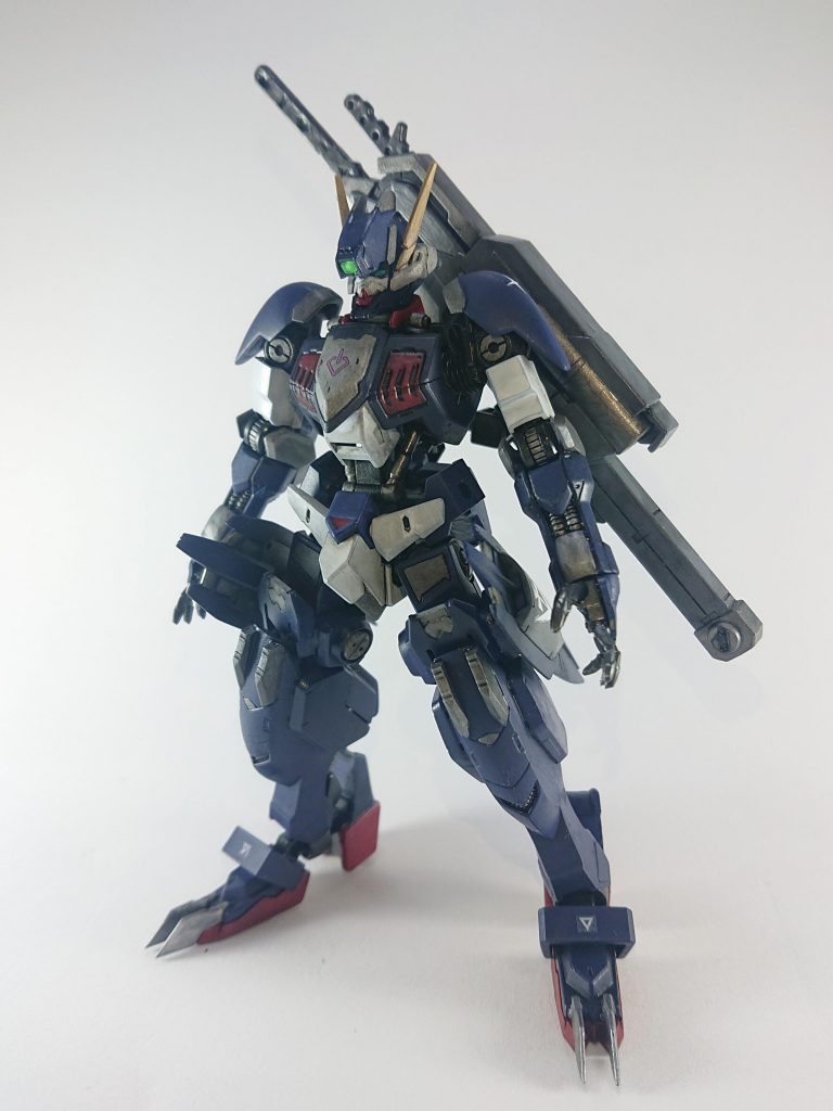 カラーリングはGの影忍を参考。
肩はグレイズの頭部カバーを加工、連邦マークのデカールの十字部分を切り取って貼り付け。