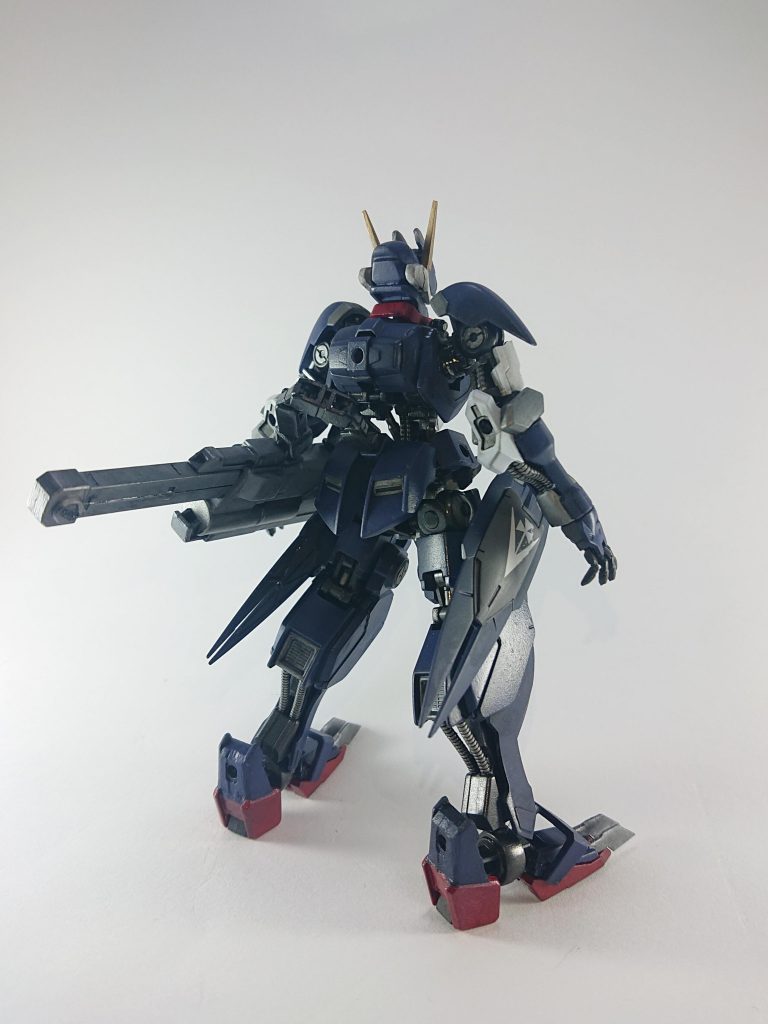 鞘は腰を中心にアームで接続、背中と両腰に固定することが可能。
シュヴァルベグレイズの腿とバルバドスの足パーツを組み合わせてスラスターを装着。
ウォーレン家の紋章を貼ってますが特に意味はありません。