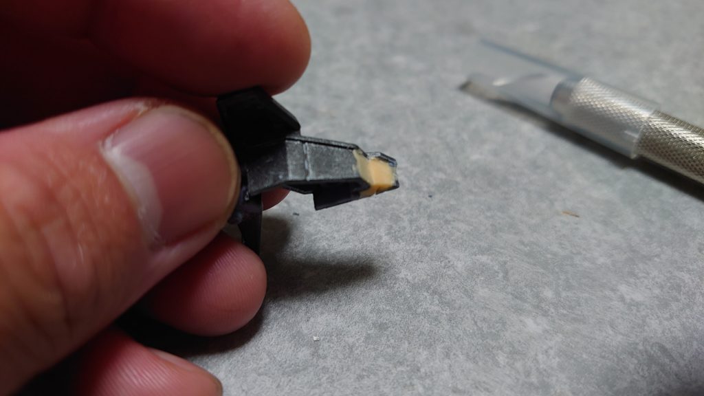 肩にクレイモアを装備する関係で、3ミリ穴を追加する為、パテを盛って