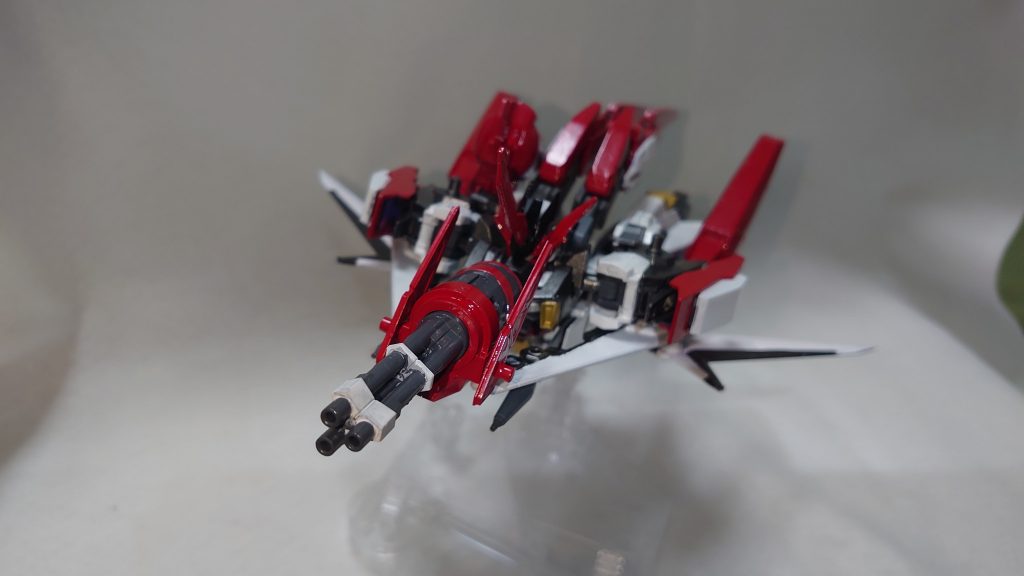 このパックをつけた状態でも飛行形態に変形可能です