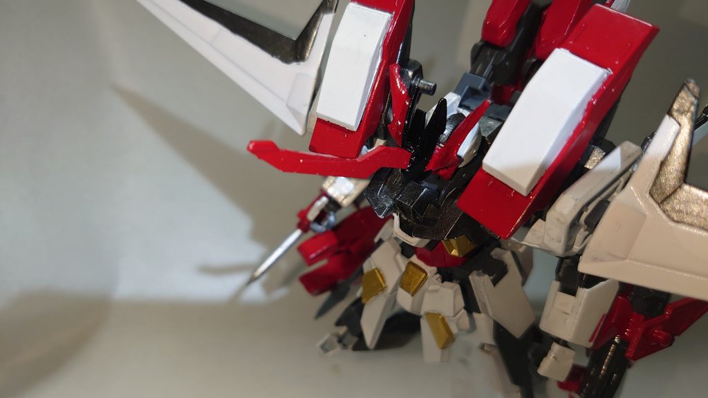 伊達や酔狂でこんな頭をしているわけではない！


頭部のブレードアンテナに熱を帯びて敵を溶断斬するヒートホーン！