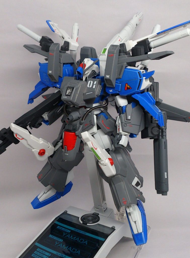 Sガンダムをずんぐりむっくりなスタイルしました。
軸をZZガンダム、フルアーマー部分は旧1/144FAZZ、フルアーマーで隠れないところをSガンダムです。
ほぼ非可動です。