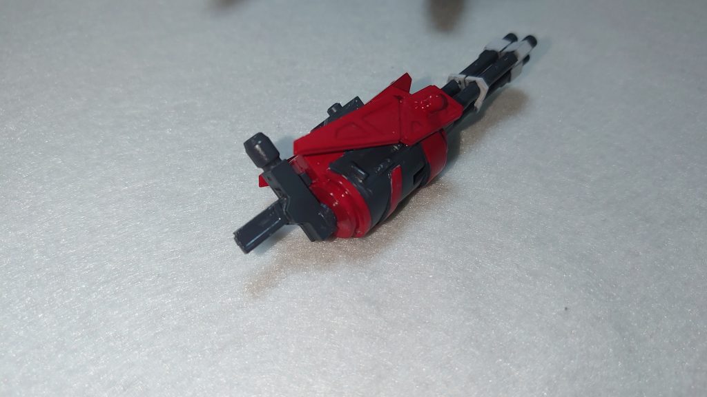 ライトニングガンダムのライフルのフォアグリップを加工して取り付けて飛行形態時に機首になる様にしています