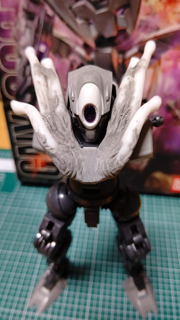 パテを盛って生々しく