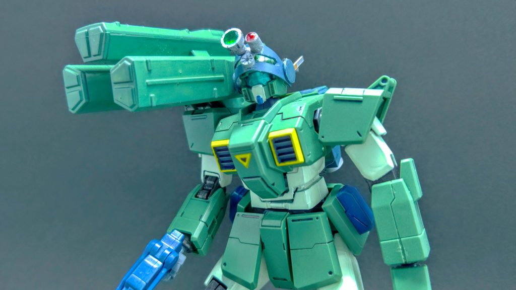 最大の特徴のトリプルレンズは自作です。
バイザーにして、ジムの顔もしっかり見れるように。