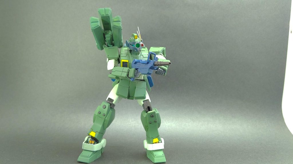 成型色を生かしたものを作りたかったので、基本的に部分塗装だけで済みました。
ハンディミサイルランチャーは無理矢理肩につけて、ATっぽさを表現。