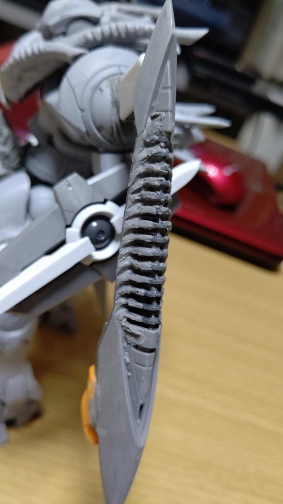 バインダーの中身にパテを足してエイリアンっぽいディティールを作ります。