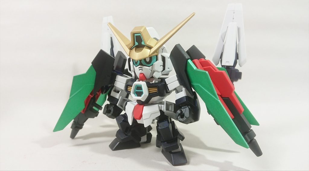 頭・胴体:AGE-1
肩・足首:AGE-2
腰・脚:AGE-3
という構成。
フォートレス脚の膝部分はパーツ追加して可動の邪魔にならない程度にそれっぽくしています。
カラーリングは鉄板のνガンダムカラーをベースに、SDガンダムらしい派手さをプラス。