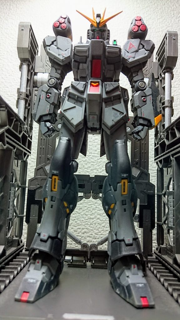 【設定1】
第2次ネオ・ジオン抗争の長期化を想定し、地上での戦闘も視野に入れていたアムロ・レイは、フォン・ブラウン工場にて急ピッチで製造していたνガンダムと、ほぼ同時期に