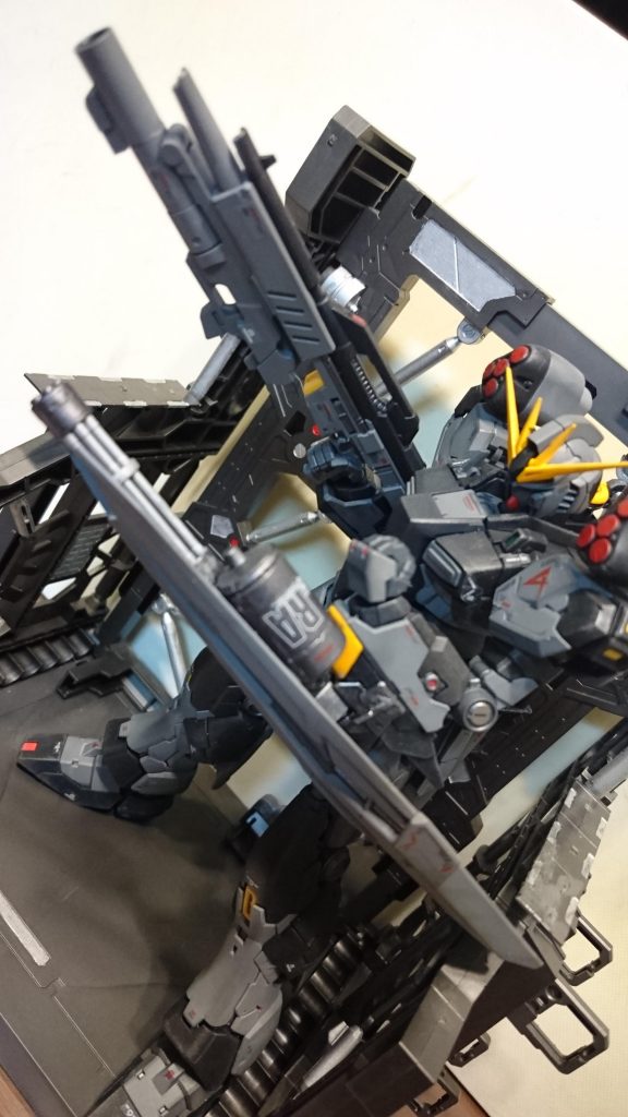 【設定3】
地上用に合わせ、武装もビーム兵器から実弾をメーンにし、本家νガンダムと差別化を図っている。
ビームライフルには、銃口の上にも有るが更に、グレネードランチャーを追加。
シールドに付いていたビームキャノンは、小型ガトリングに換装。
更に、ファンネルは、重力化で風などの影響で機体のバランスが安定するか不安視したアムロは、地上でのファンネルの装着を止め、同時期に構想いていたHWSプランの中で、当初小型化出来ず断念していた、サイコミュによって射出後の弾道をある程度コントロールする