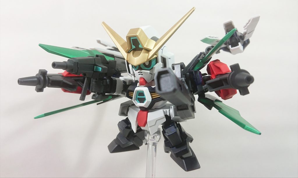 肩の『フォースウイング』はエネルギーを推進力に変換するだけでなく攻撃や防御の補助も可能。
フルバースト時の火力は圧巻の一言。
万能装備なもののそれだけに依存率と消耗率が激しく、長期戦での連続使用には不向き。
最大出力で次元の壁すら超えられるという説もあるが、詳細は全くの不明である。