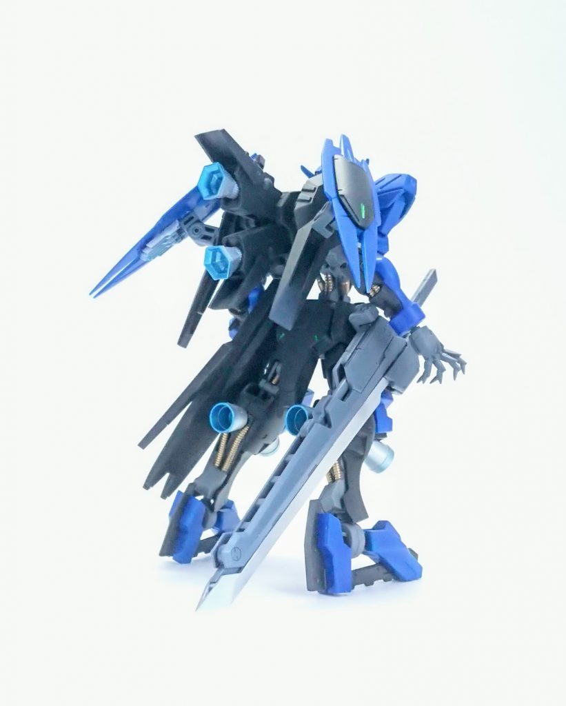 後ろです
追加したパーツから説明します
まず、シュヴァルベグレイズのサイドアーマーをバインダーにつけてあります
ジョイントはバトルアームアームズです
バーニアーですが、これはコトブキヤさんのプロペラントタンク「角」に付属してあるものをつけてます