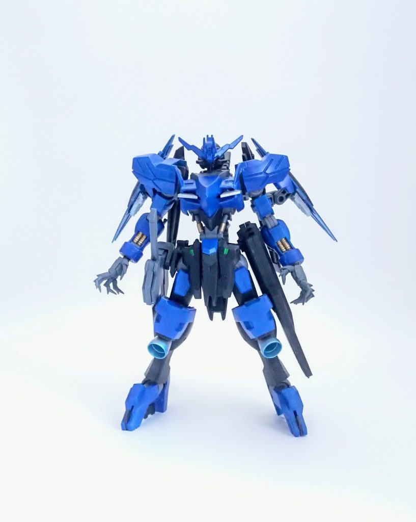 まずは正面です
胴体をヴィダールのものからゼルトザームを付けてます
ただ、そのままだと大きすぎるので幅を詰めてあります
ガンダムフレーム部分を1.2ミリほど延長し、スタイルを良くしました