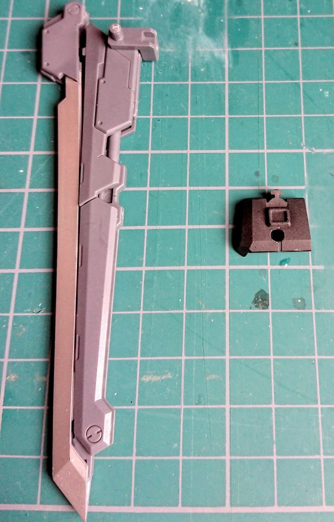 サイドアーマーの写真です
ゼルトザームのを使ってます
ただ、そのままだと干渉しまくるので一部カットしてます
ピンバイスで3ミリの穴を開けて剣を付けてます
使った塗料
本体
青:メタリックブルーを下地にコバルトブルー
黒:セミグロスブラック
フレームの金:ガンダムマーカーゴールド
バーニアー:シルバーとメタリックブルー
今回はこれで終わりとなります
最後まで閲覧いただきありがとうございます
良ければ評価の方も宜しくお願いします