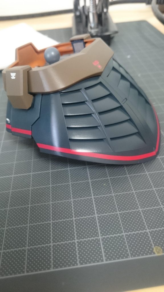 HGジオングぐらいあるかもです。でかい!スカートの横に段差があり赤の線が合いませんでしたよ。