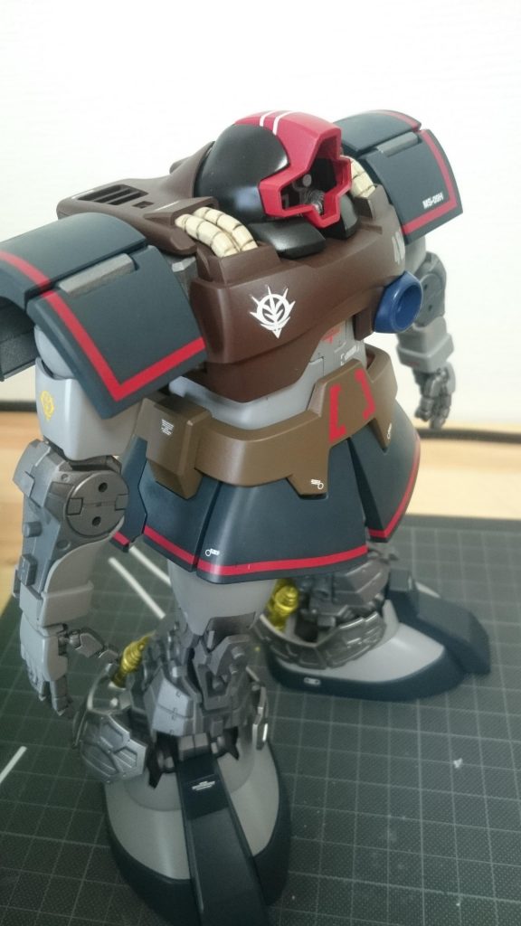 ここです、ここにこんなスペースが有るから、何か貼りたくなって、架空の設定が生まれました。パーソナルエンブレムデカールが所属が固定されている人物の物しかなく、ドムに貼れそうなのは、この人しか、、