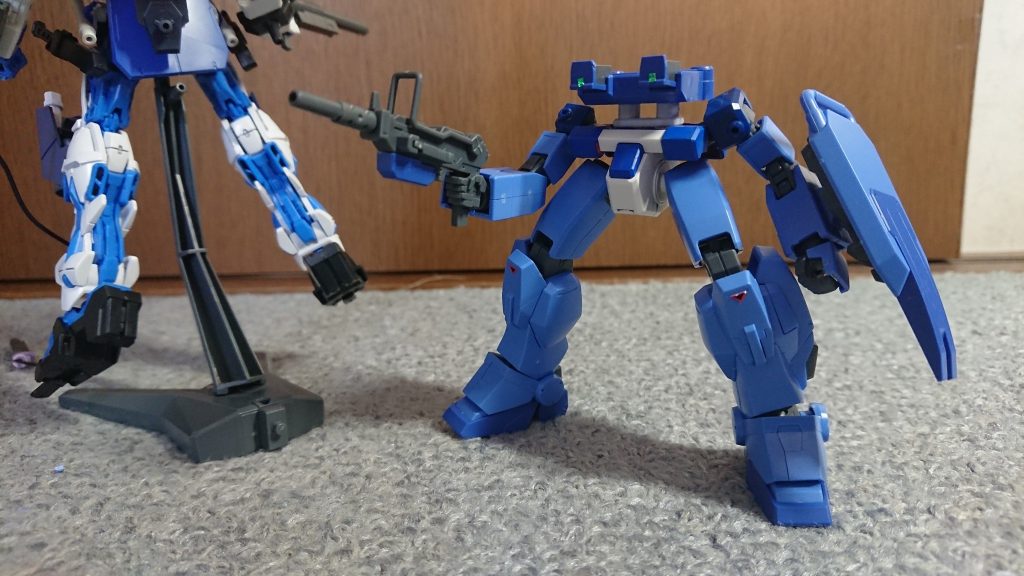 思いの外ブルーデスティニーのパーツが余ったんでちっこい支援メカ作りました
ケツにマウントできます