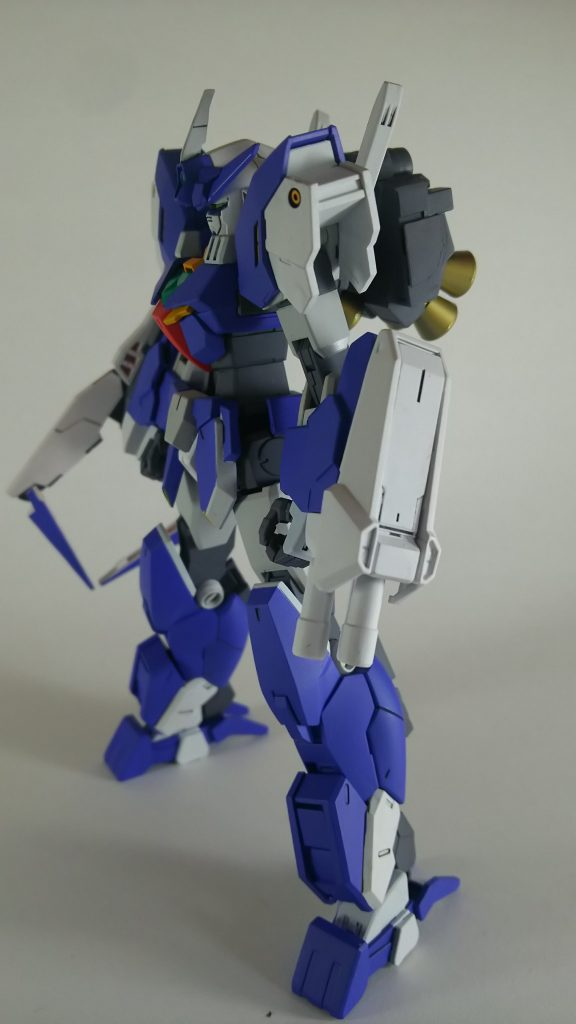 左側から。
3連装マシンキャノンは、MGストライクのサイドアーマーとビームサーベルで作成。