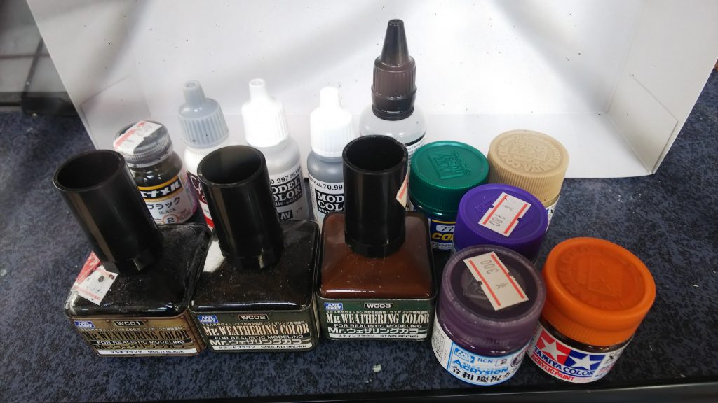使用した塗料関係、筆塗りで塗装しています。
