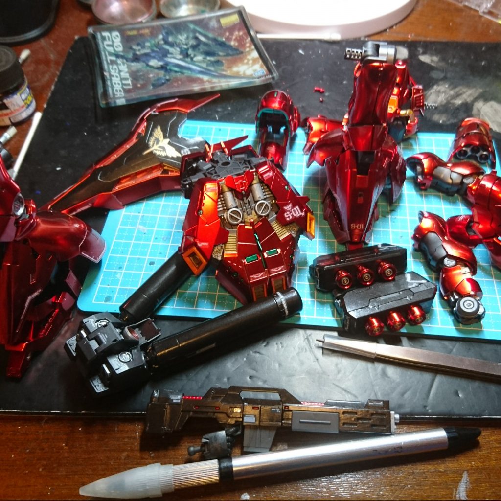 各部が出来たら我慢して組み上げずにデカール貼ります