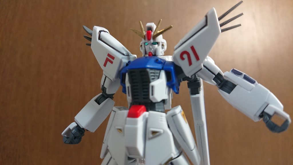 顔と肩のフィンを差し替え足のフィンを展開して最大稼働状態