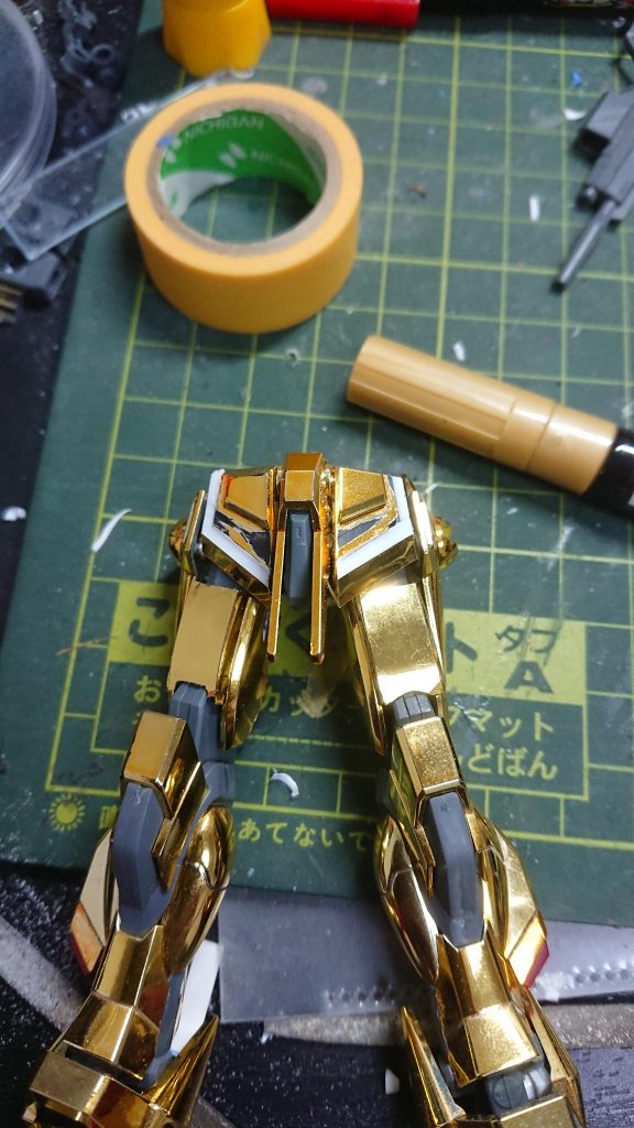 腰部スカートなど、大型化した部分や、アンテナなどシャープ化した部分も多々ありますが、これらには上から金色のテープを貼っています。直線部分に限って使えばほとんど見分けが付きません。
各種ストライカーは色分けのみです。メッキを紙やすりでせっせと削り落としてから塗装しています。削りたくない部分はマスキングテープを貼ると保護になります。
ご覧くださりありがとうございました。