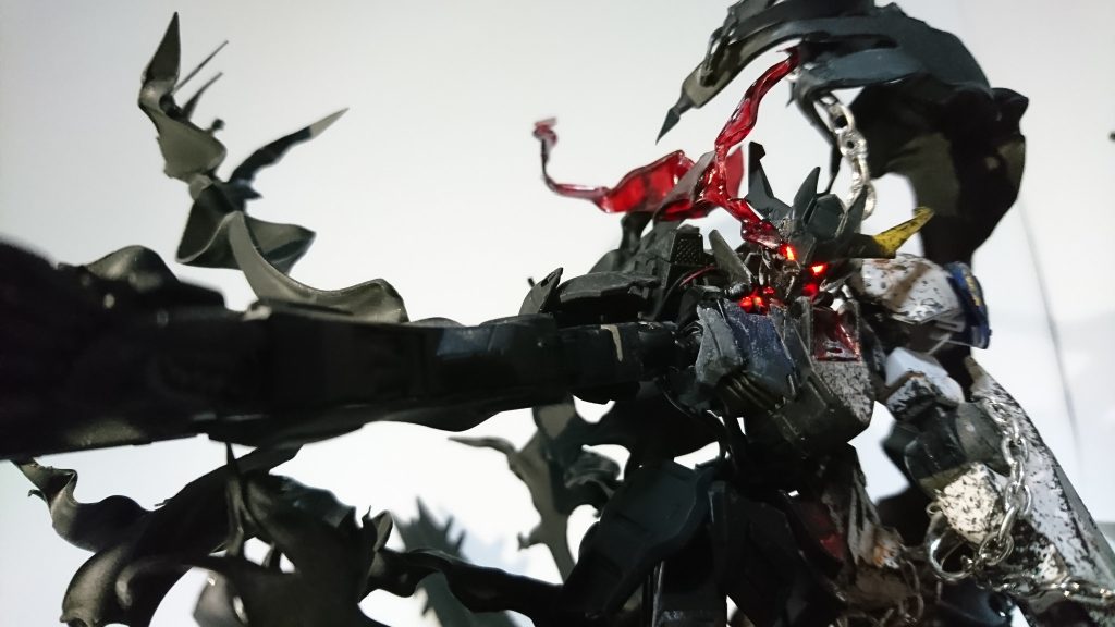 一番の拘りは悪魔のように光る両目です 既に悪魔に売り渡してる右目は凄まじい眼光の光が出ている っという設定のエフェクトを付けています。