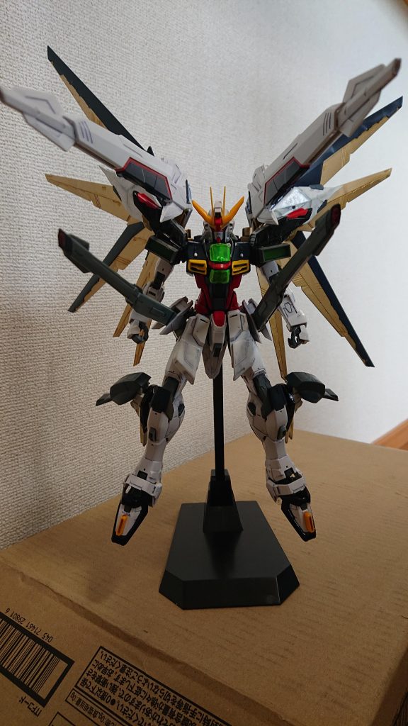 写真加工前の状態です。
エアブラシ練習用に作ったのですが、エアブラシがまさかの故障して結局筆とスプレー塗り(翼の金色部)になってしまったのが残念なところ。墨入れはぼかしペンの簡単塗装。(笑)