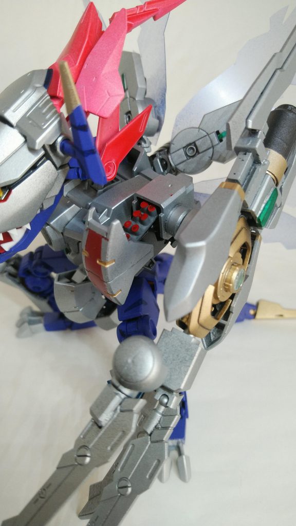 左肩にはマイクロミサイルポッドが仕込まれている。
ミサイルポッド自体はデザインラフ版にしか書かれてないんですが決定稿の左肩もなんか開きそうなんで一応実装。多分解釈違いますが。
設定あるならこれ1発1発がギガデストロイヤー級とか言い出す予感。
そういえばウィルス種のX抗体は胸部ハッチが消えた代わりに砲身があるのですがこれに関わる設定は今のとこないようです・・・