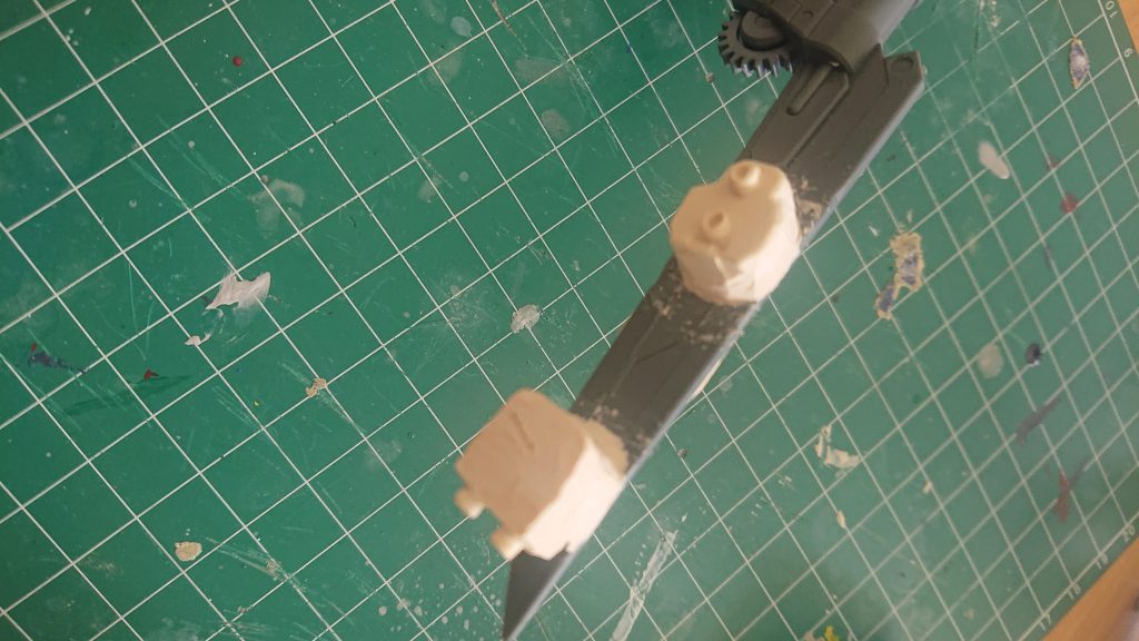 チェンジングライフルみたいに気分で先端パーツを付け替えれるよう、お湯まるで型をつくり、パテで複製しました。
しかし、しっかり型がとれず付け替え案は没に瞬間接着剤で固定する方式に変更。
床に落とせば接着など意味がなく、バラバラになるわけですが。