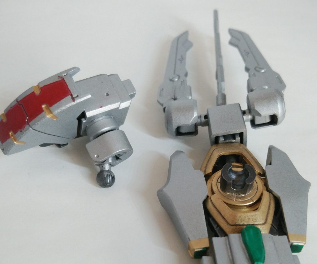 アルタラウスは可動部仕込みまくりなんで公式みたいなポーズも可能です。
おのれウイング・・・