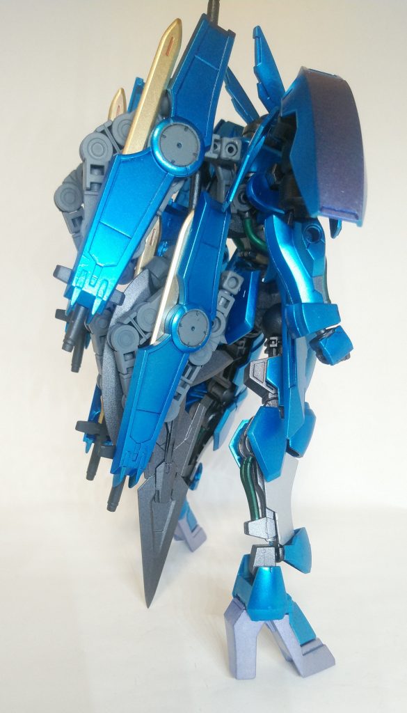 背部にはヴァルキュリアシールドが4枚装備されておりそれぞれがアームで全方位に展開可能。
中央にはヴァルキュリアハルバードをマウント可能。