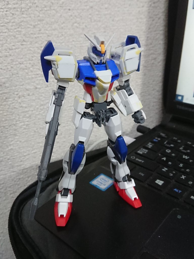 本体です。かなりの部分でストライクをそのまま使っています。胸の横にプラ板を足したのがだいぶ効きました。脚部は脛がデュエルで、ストライクの膝関節に穴をあけることでポリキャップと接続しています。頭部は少し丸くしました。