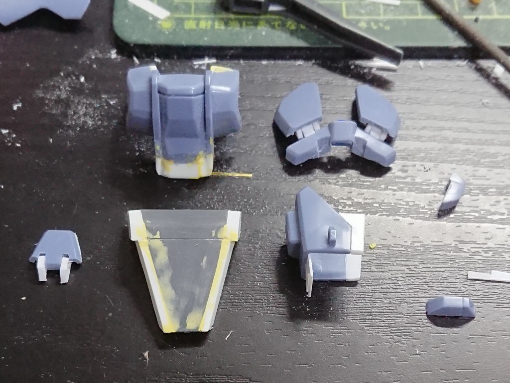 体が伸びているのでASもプラ板で延長しています。肩も大きくしたのでその分継ぎ足しています。腰部フロントアーマーにもヒンジです。
背中のスタビライザーは劇中の作画を参考に2.5ミリ近く幅を広げています。