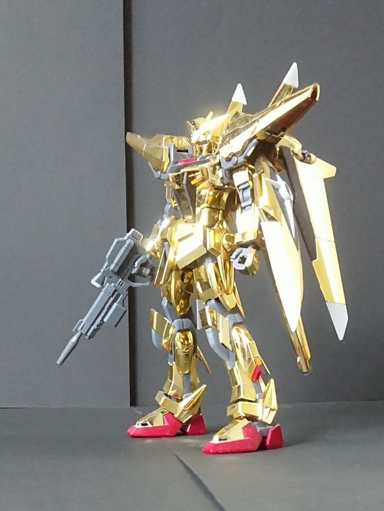 写真がへたくそですが、違和感なく混ぜ合わせられているとは思います。メッキパーツが足りない部分や工作箇所、合わせ目には金色のテープを切り貼りしています。