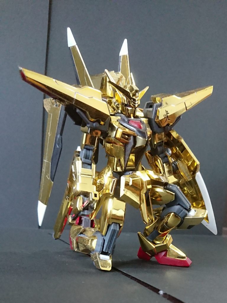 今回一番やりたかったポーズです。PHASE-42「自由と正義と」でカガリがオーブ国防本部に降り立つシーン。ストライクの可動が優秀なおかげです。(後で見返したら脚が逆なことに気づきました。)