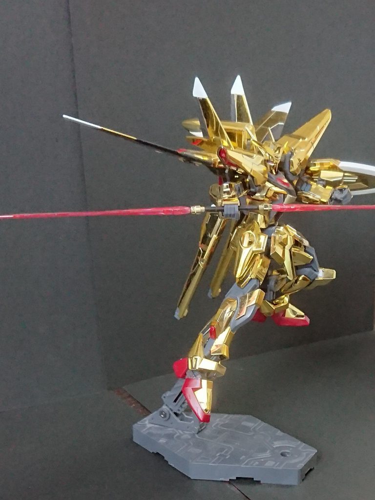 同じ金でも百式やスモーは塗装でもいいんですけど、アカツキはメッキのイメージが強いんですよね。ミキシングのように工作が多くなる場合はメッキはがして塗装するほうが楽ですが、こだわってみました。