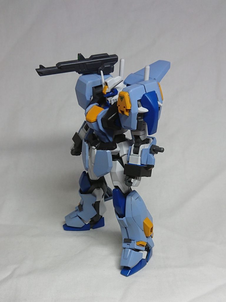 HGCEに合わせるということで、モールドなどはあっさり目に仕上げました。MGを参考にしつつ脚部アーマーは1センチほど下に延長し、足首の可動の邪魔にならないようヒンジを追加しています。やや明るめに塗装しています。