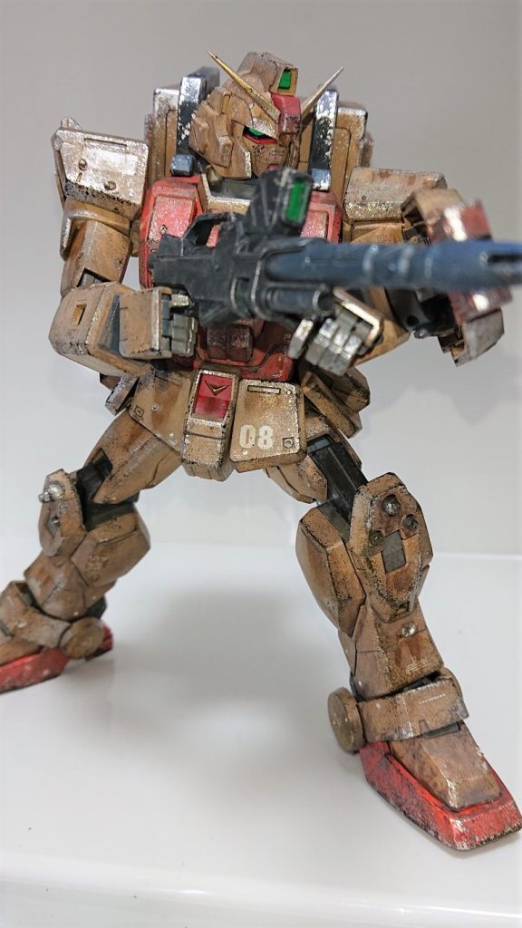 ビームライフル構え。
やや古いキットなので可動性は今一つですが、がっしりした体形はリアル系の仕上げによく似合うと感じました。