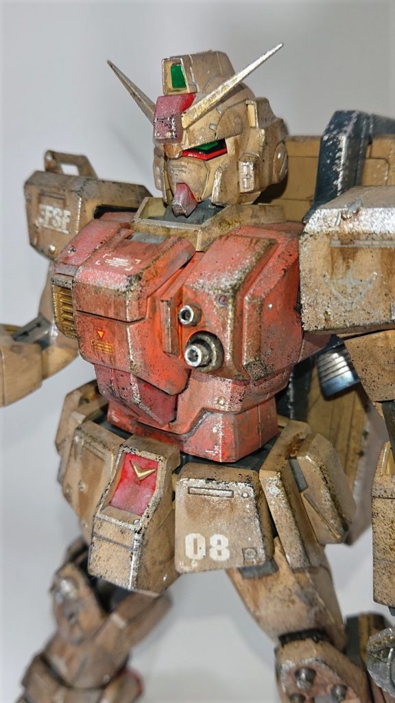 バストアップ。
ウェザリングは、多種のタミヤウェザリングカラーでウォッシング→ドライブラシ&チッピング→ウェザリングマスター&リアルタッチマーカーという工程です。
当初、ただただ泥臭く地味な色になってしまったので、要所のシルバーやゴールドを強調してハイライトを作り、ガンプラとしてカッコ良くなるようにしたつもりです。