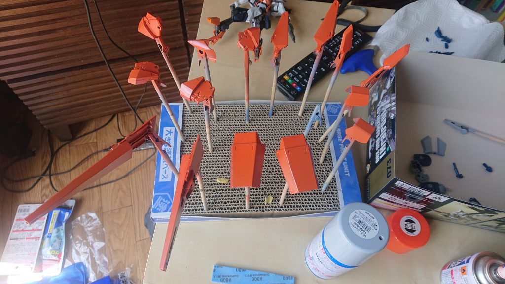 塗装中

当初はオレンジ箇所はタミヤカラーのオレンジの予定でしたが、吹き付けたところ思っていた明るさにならず、複数のスプレーを試した末に、ブライトオレンジ+クリアオレンジという結論になりました。いろいろと勉強になったので次回への糧としたいと思います。