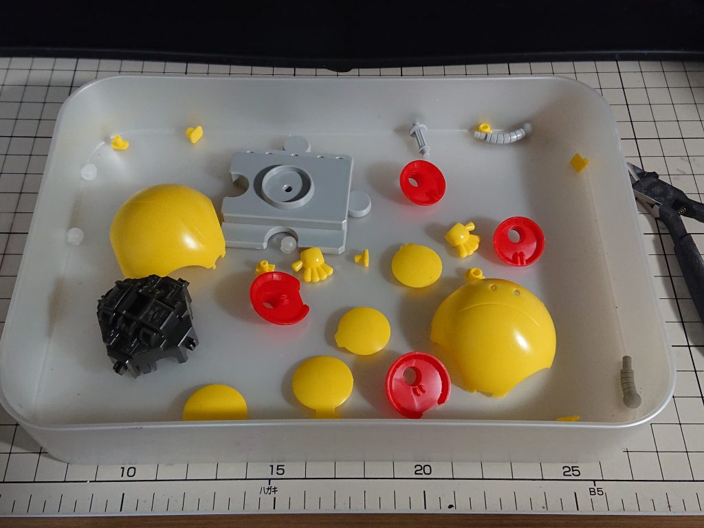 パーツの切り出し。全塗装するので成型色はイエローでもまったく問題なし。