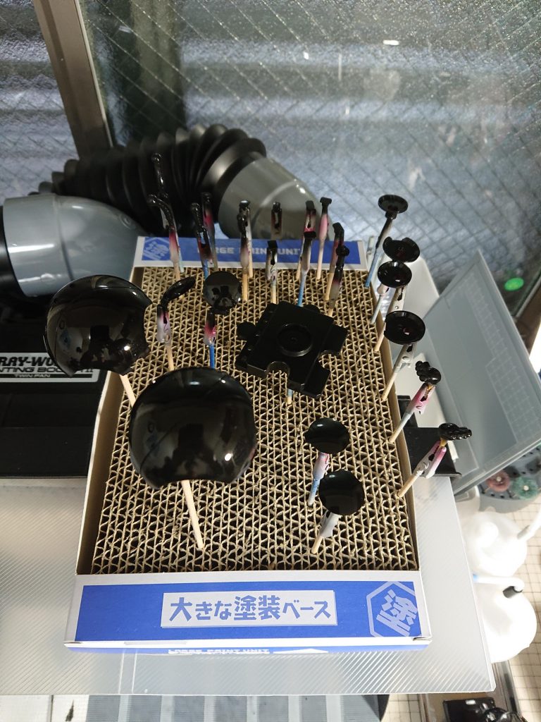 ゲート処理と表面仕上げを済ませてから、下地のグロスブラックを塗装。