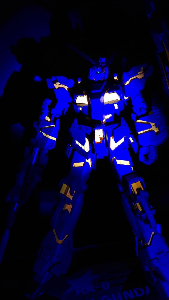 今回は初めて蛍光塗料を使ってみました。