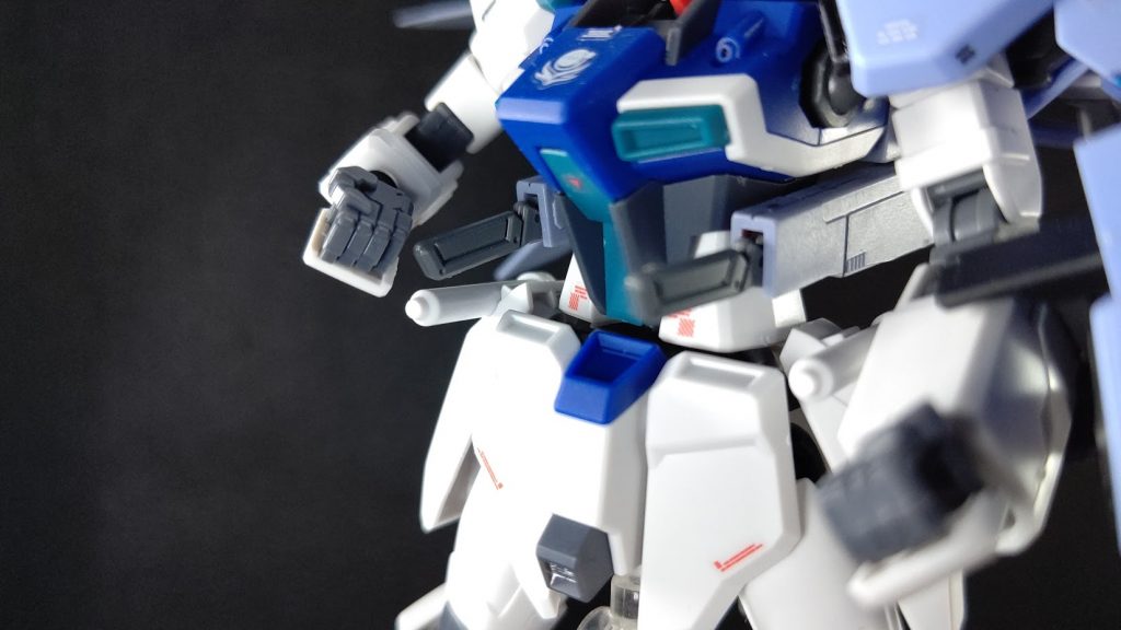 9.1m対艦刀の柄の部分が破損していたので
なにかいい武器はないかな~と思ってパーツ漁ってたら
アーマーシュナイダーを発掘したのでそのまま装着しました。