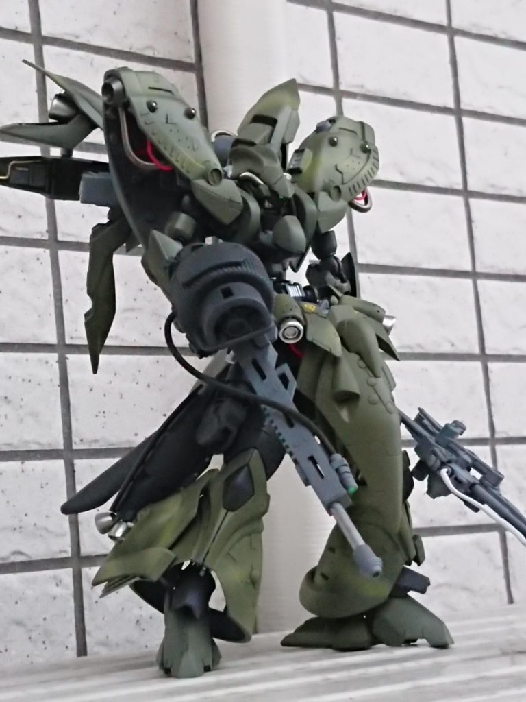 ズィール・アイン
基礎設計こそ一年戦争時に設計されたモビルアーマーのものを使用しているが、当時、実機製造に至らなかったその機体を最新技術で製造した機体こそがズィール・アインである。技術進歩と連邦系技術の流入によって電送系や各部ユニットの小型化に成功し、試作初期型のサイコミュシステムを導入することで初期設計のモビルアーマーから変化しモビルスーツの姿を得て誕生した。モビルアーマー設計の高出力は維持しつつ、特徴的な大推力による直線高速機動能力は新型のスラスターユニットを分散配置することで受け継いでいる。