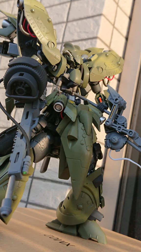 機体はジオン軍との癒着の強いアナハイム・グラナダ支部の敷地内で製造され、とあるラグランジュポイントに終結した残党の手に渡る。その後に地上の残党勢力を宇宙に上げるための作戦に使われ、地上に降りることとなる。