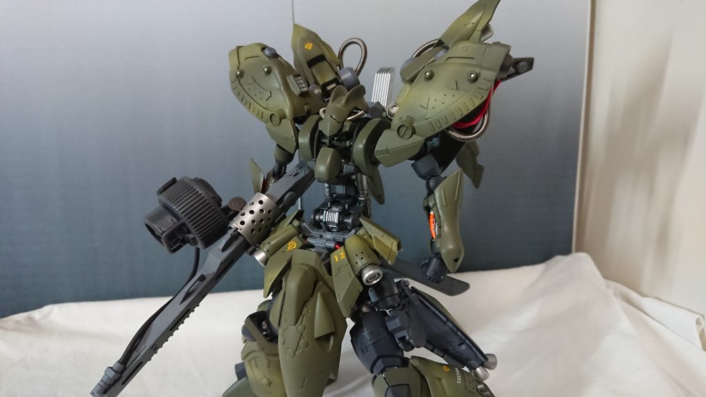 当時としては挑戦的な設計をしていたモビルアーマーをモビルスーツサイズに落とし込み、機能の更新、強化などを行った機体だが、一般的なMSに比べれば遥かに大型な機体である。