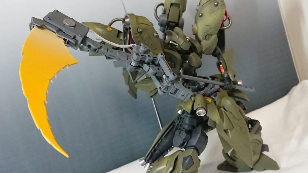 大型ビームサイズ
高出力ジェネレータが可能にした大型近接格闘用ビーム兵器。一方向に掛かったバイアスが過剰な出力を生み出し、一般的なビームサーベル等ならば一方的に競り勝つことができる。