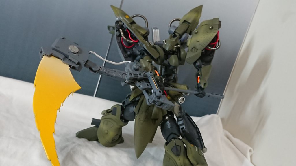 連続した稼働フレームで構成されており、ナギナタ状に変形させることもできる。